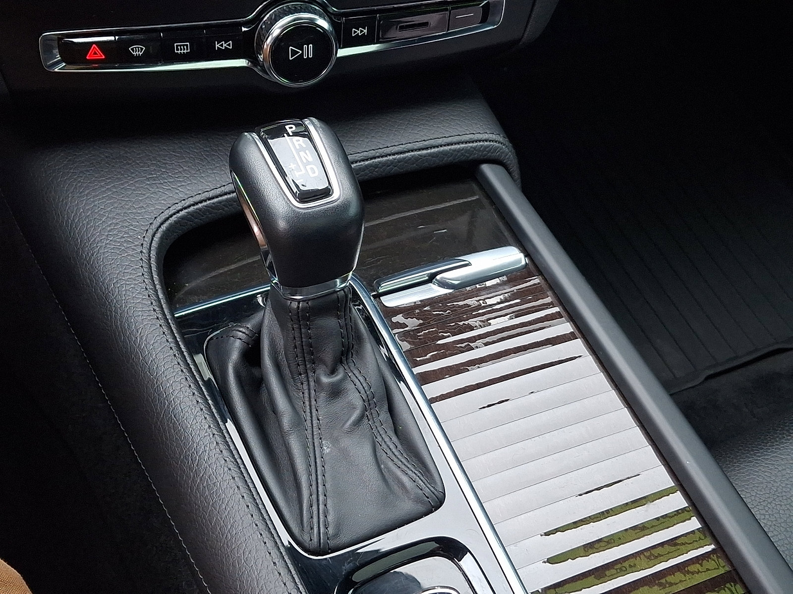 Used 2018 Volvo S90 T5 Momentum w/ Convenience Package image 15