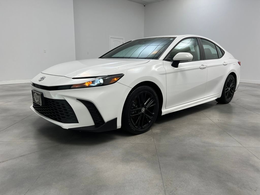 Used 2025 Toyota Camry SE image 3