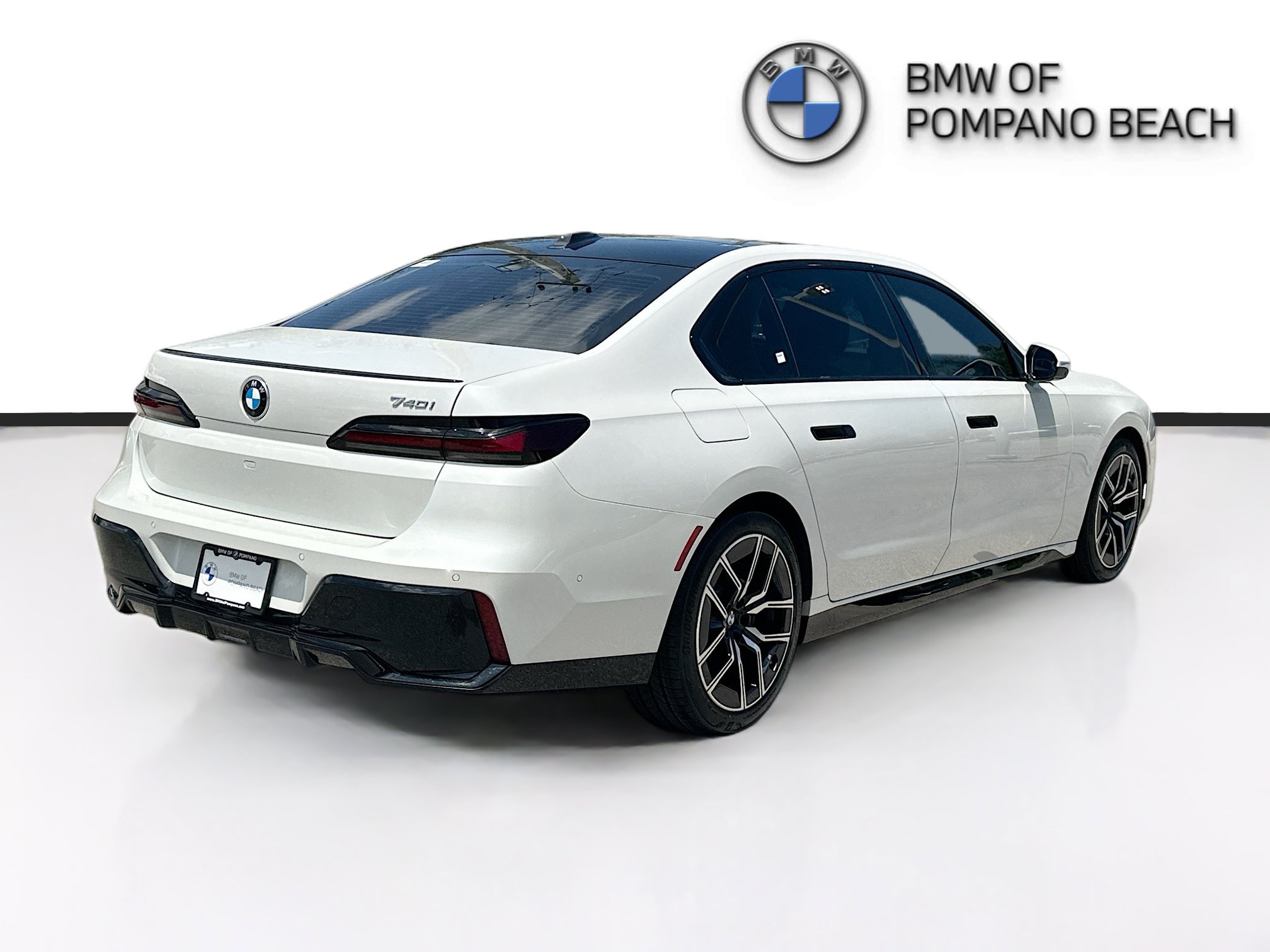 Used 2023 BMW 740i w/ Parking Assistance Package RWD image 7