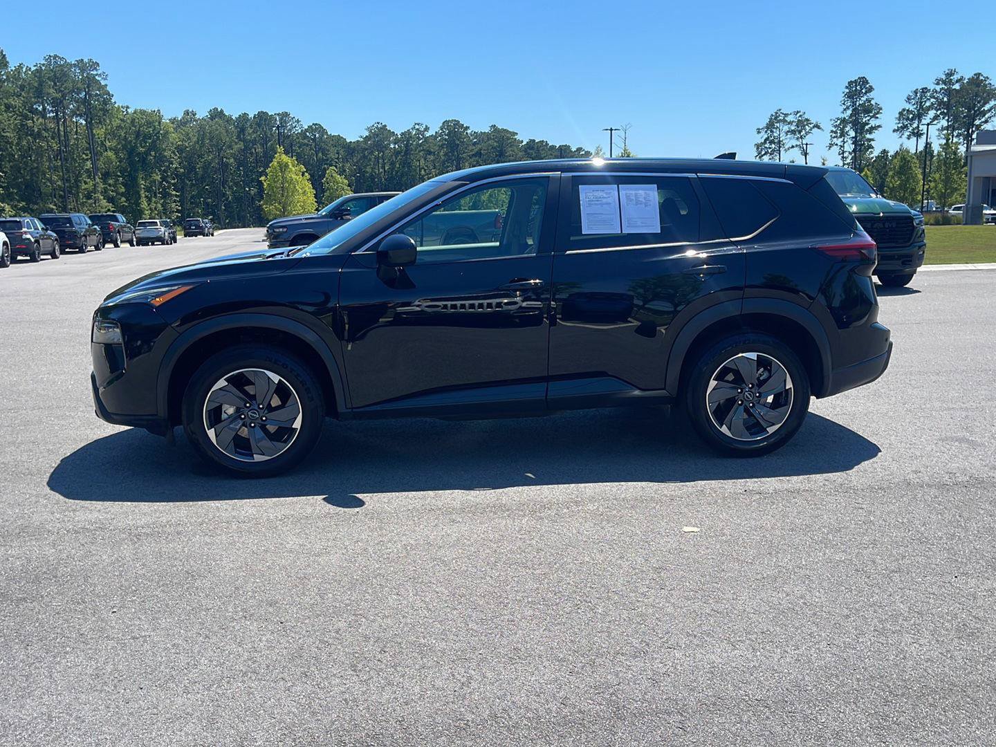 Used 2024 Nissan Rogue SV FWD image 4