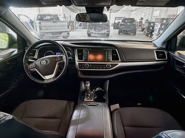 Used 2019 Toyota Highlander LE AWD/4WD image 10