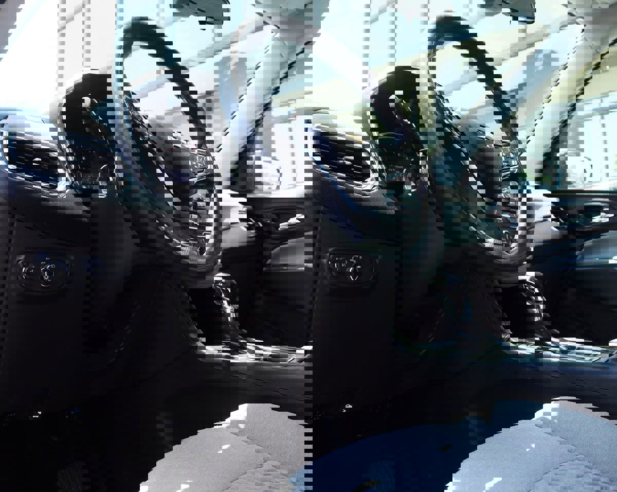 Used 2022 Chevrolet Equinox LS w/ LS Convenience Package image 39