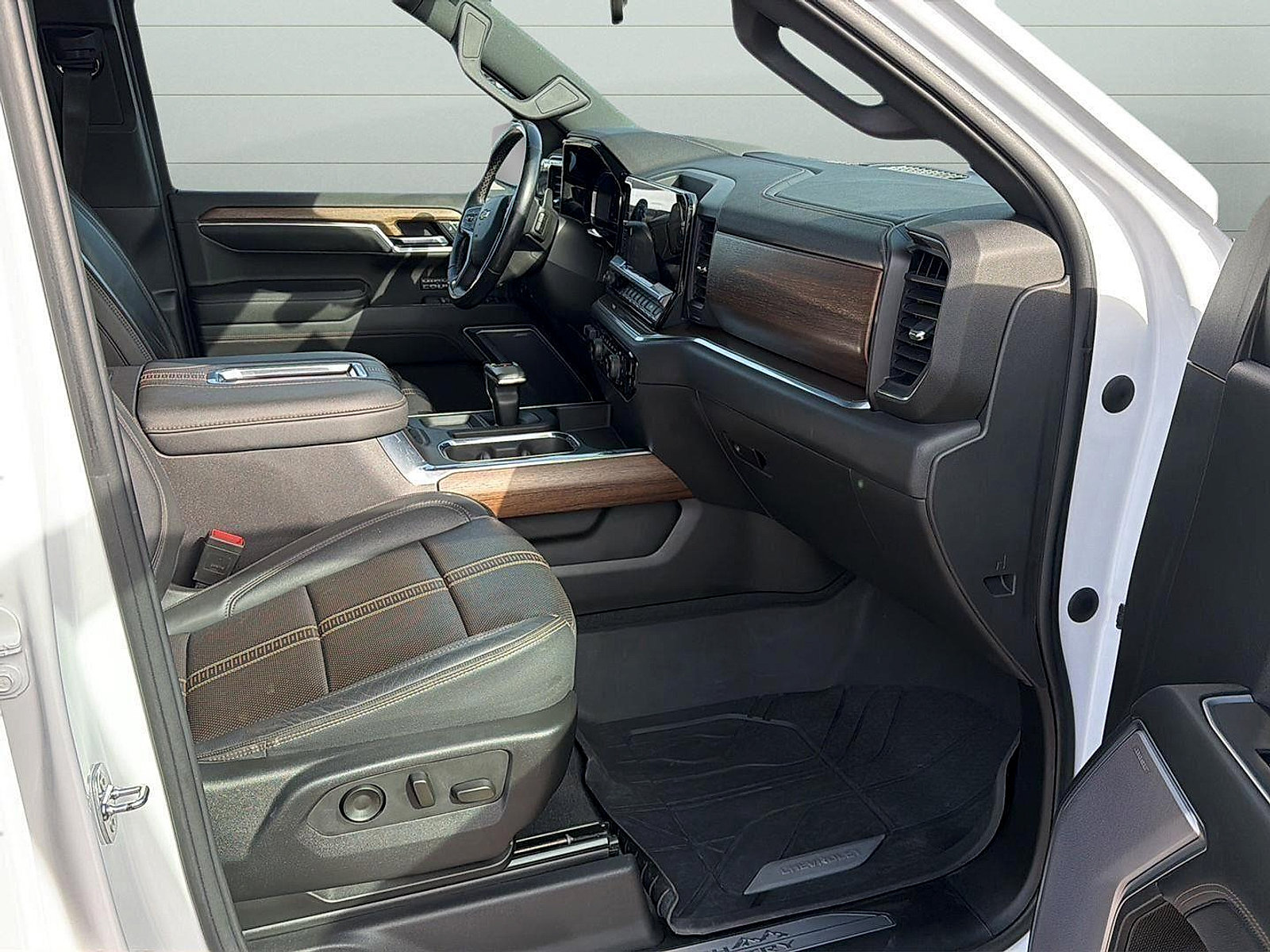 Used 2022 Chevrolet Silverado 1500 High Country w/ High Country Premium Package AWD/4WD image 13