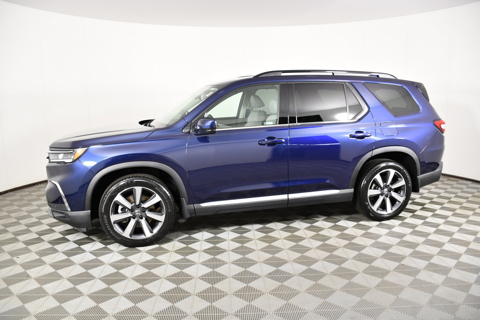 Used 2025 Honda Pilot Touring image 9
