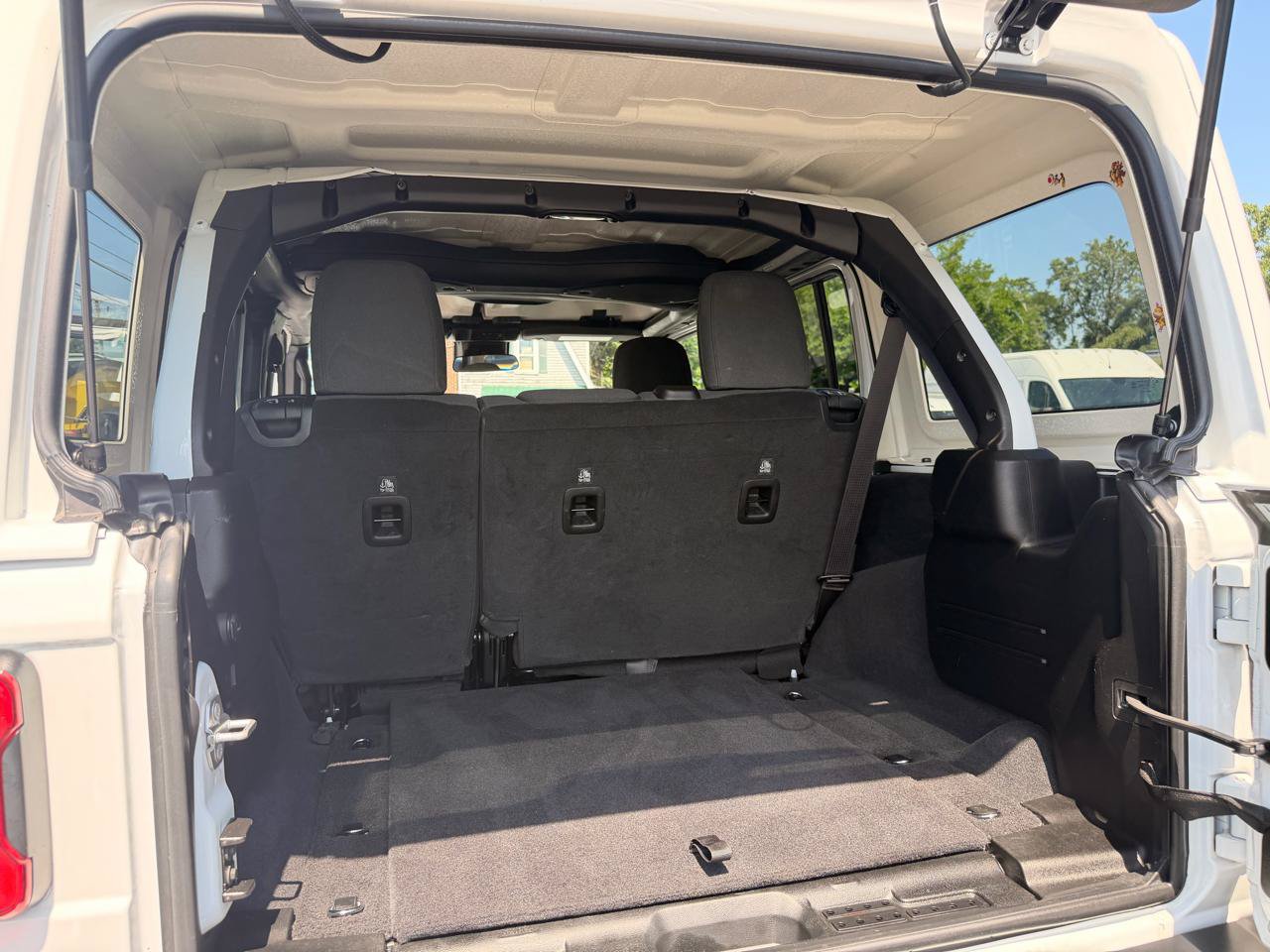 Used 2025 Jeep Wrangler Unlimited Sahara AWD/4WD image 16