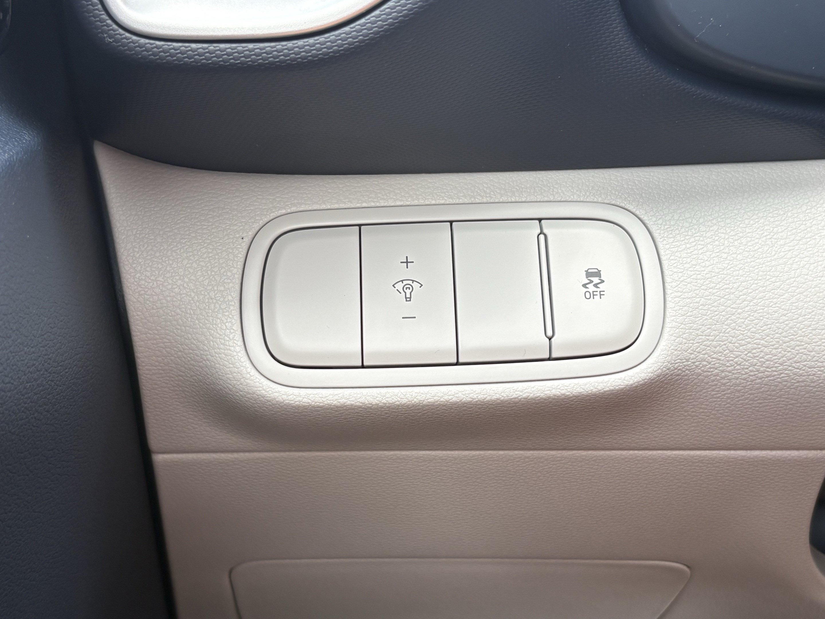 Certified 2025 Hyundai Venue Limited FWD image 20