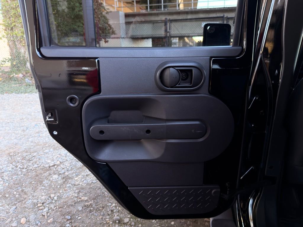 Used 2010 Jeep Wrangler Unlimited Islander image 24