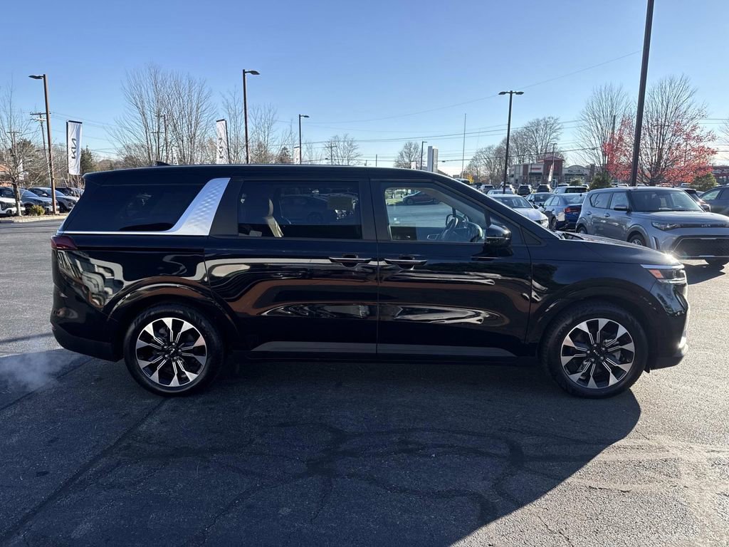 Used 2023 Kia Carnival EX image 9