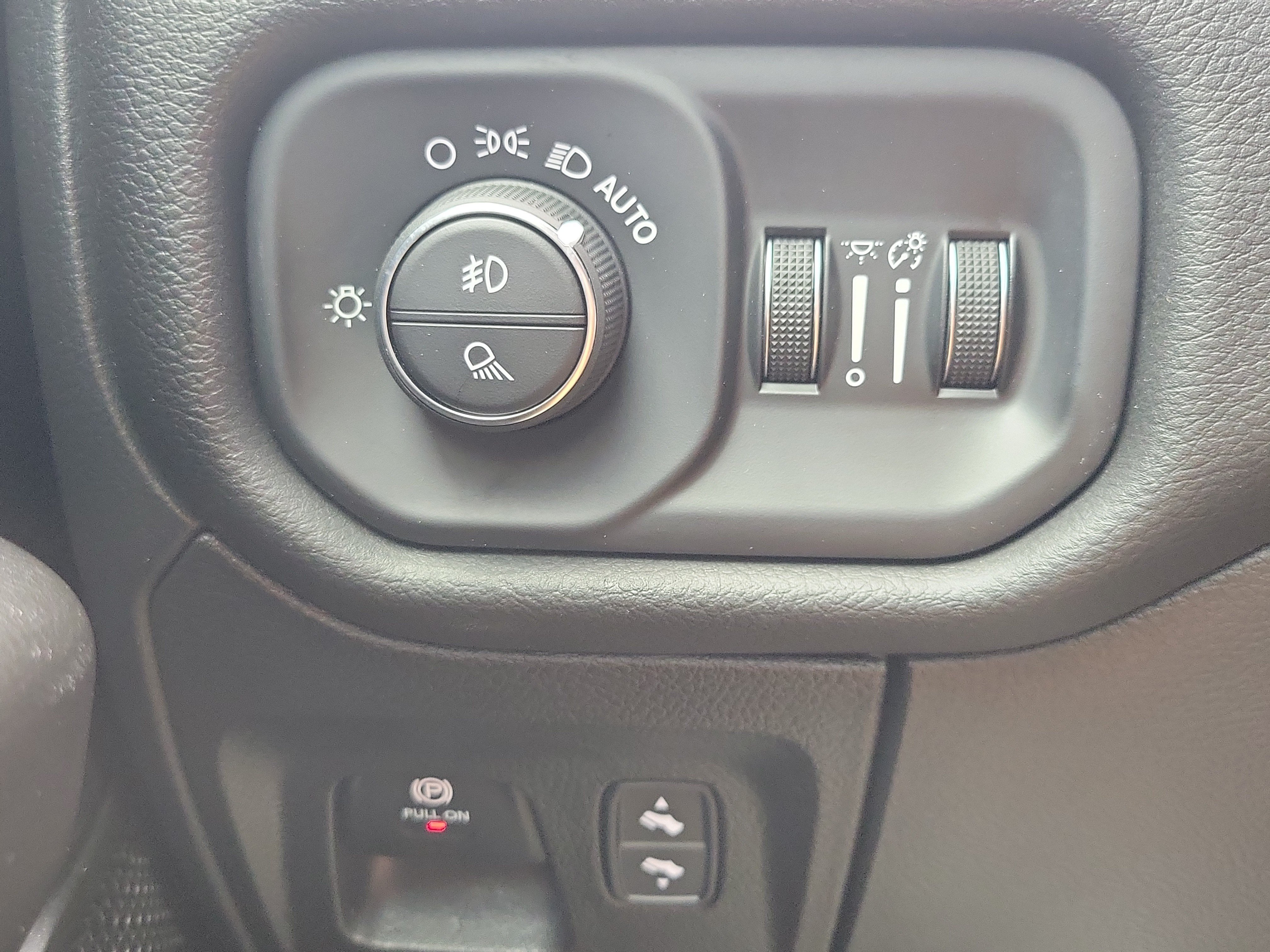 Used 2025 RAM 1500 Big Horn AWD/4WD image 33