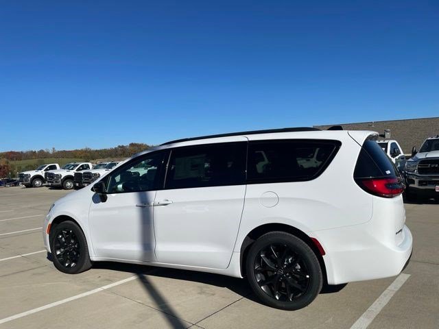 New 2026 Chrysler Pacifica Limited w/ Uconnect Theater Family Group image 2