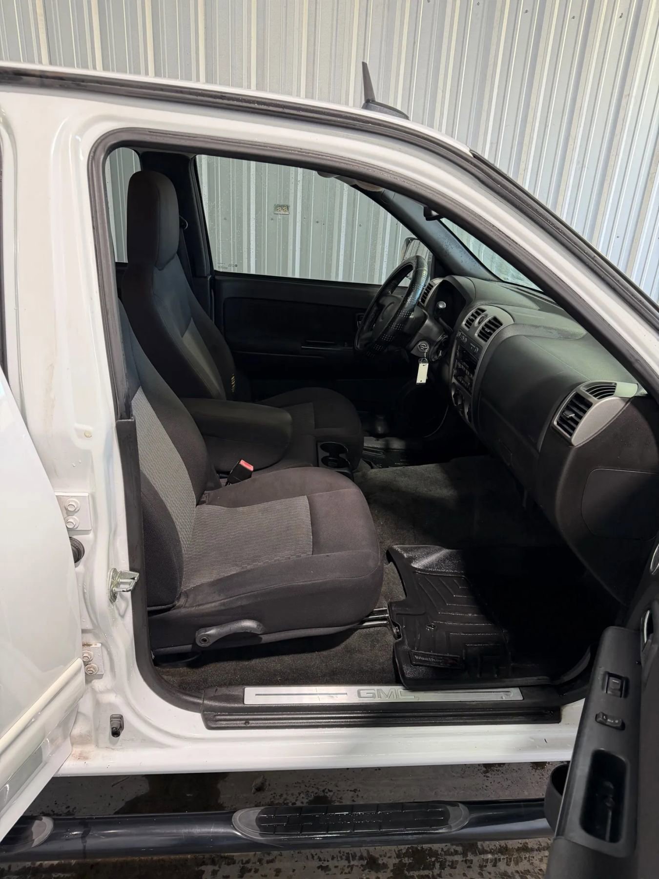 Used 2011 GMC Canyon SLE image 18