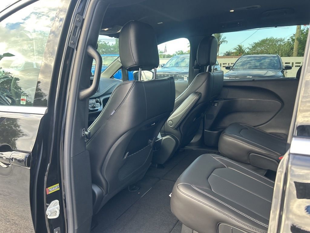 New 2026 Chrysler Pacifica Select FWD image 33