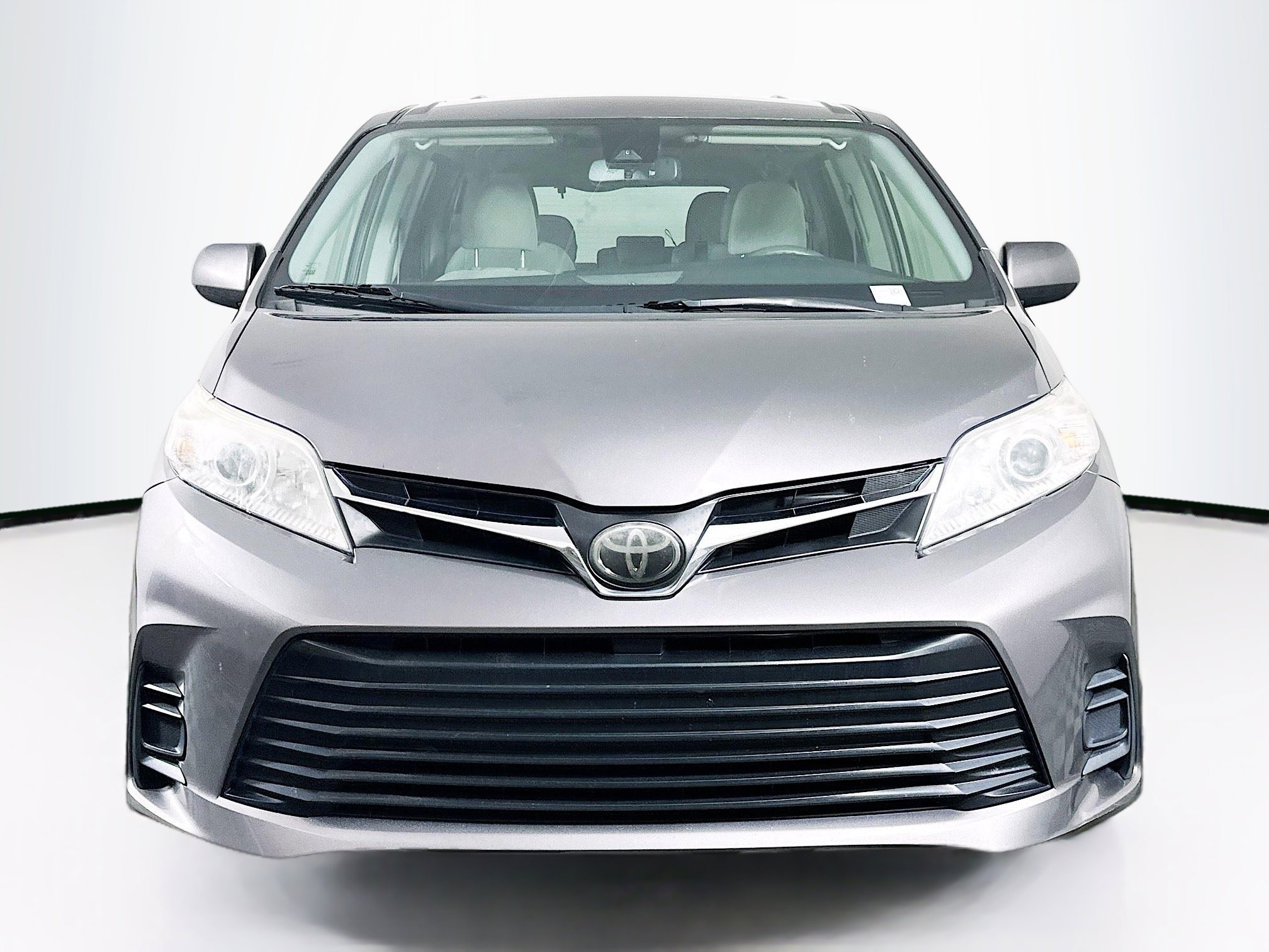 Used 2018 Toyota Sienna LE FWD image 2