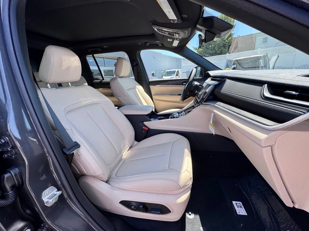 New 2026 Jeep Grand Cherokee Limited w/ Limited Altitude Package AWD/4WD image 19