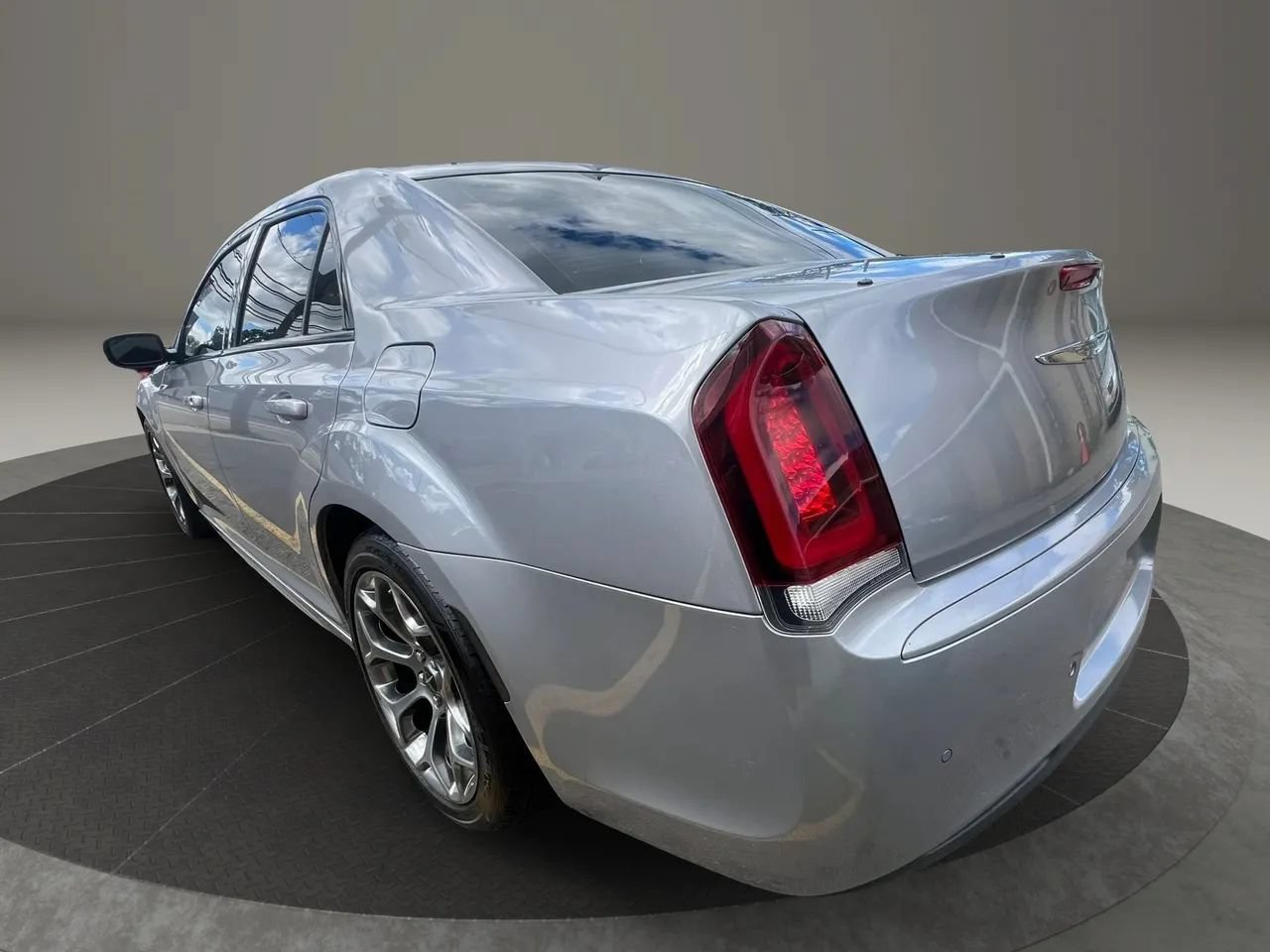 Used 2018 Chrysler 300 S w/ 300S Premium Group RWD image 7