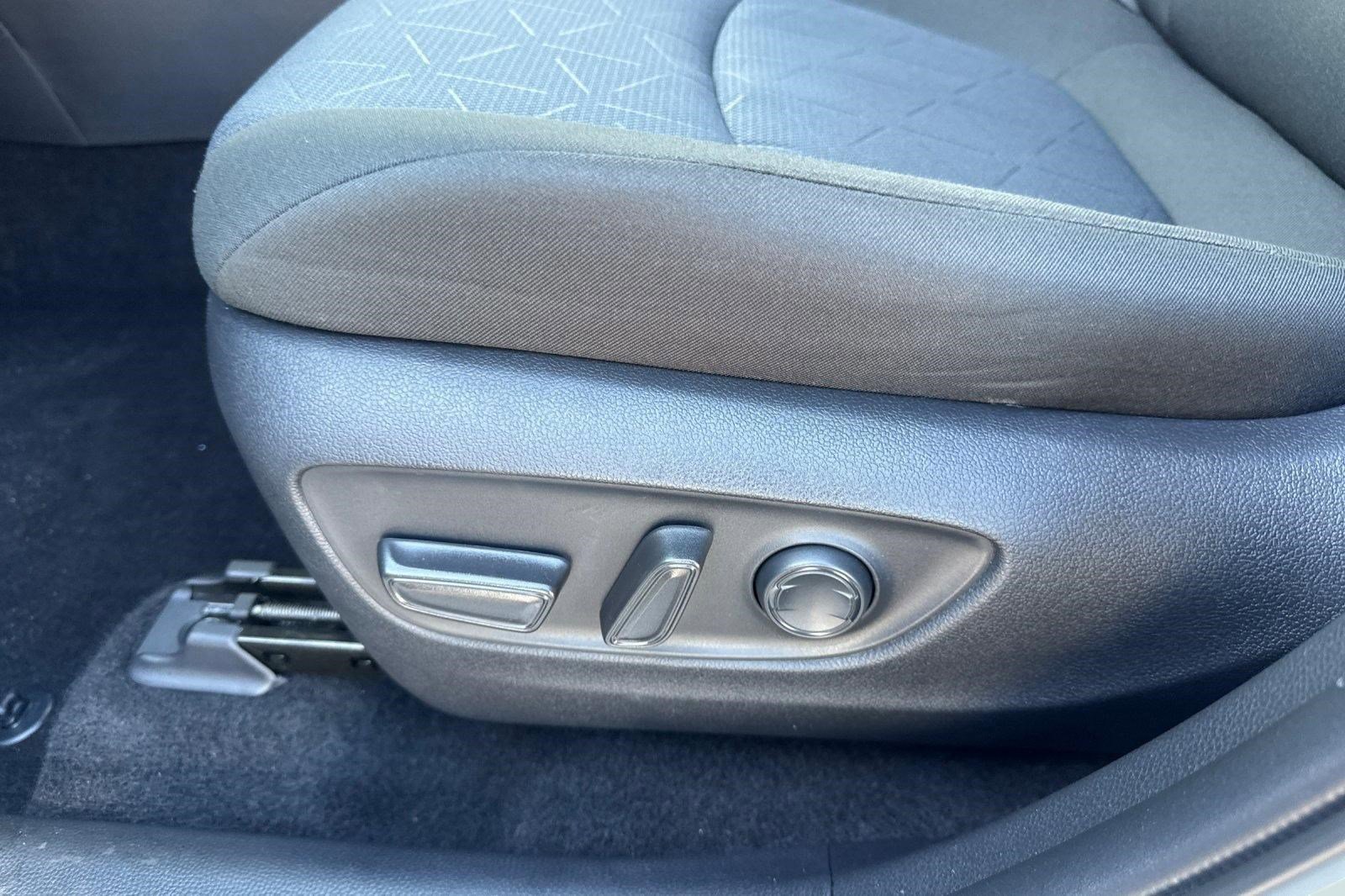 Used 2022 Toyota RAV4 XLE w/ Convenience Package image 13