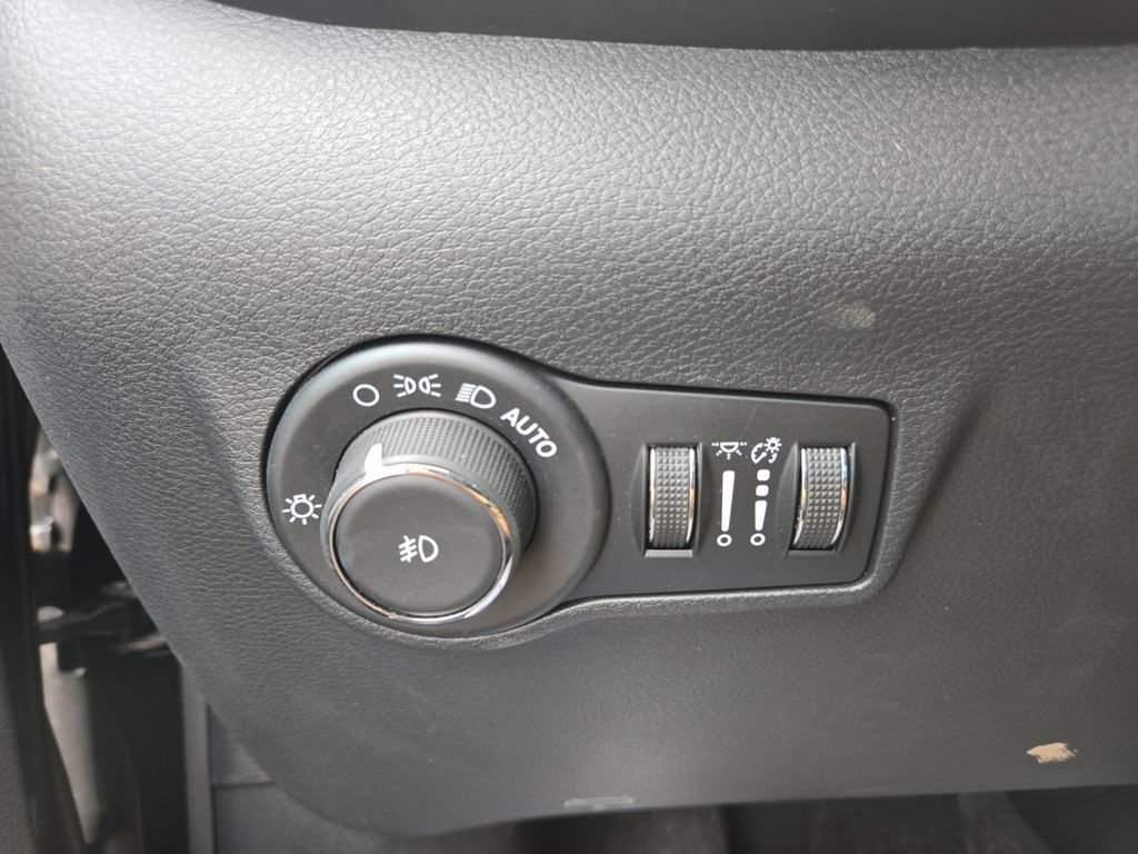 Used 2025 Jeep Compass Latitude w/ Convenience Group AWD/4WD image 20