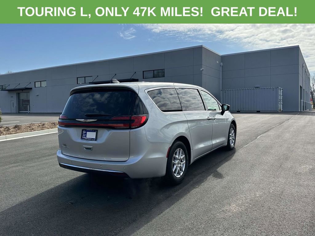 Used 2024 Chrysler Pacifica Touring-L FWD image 28