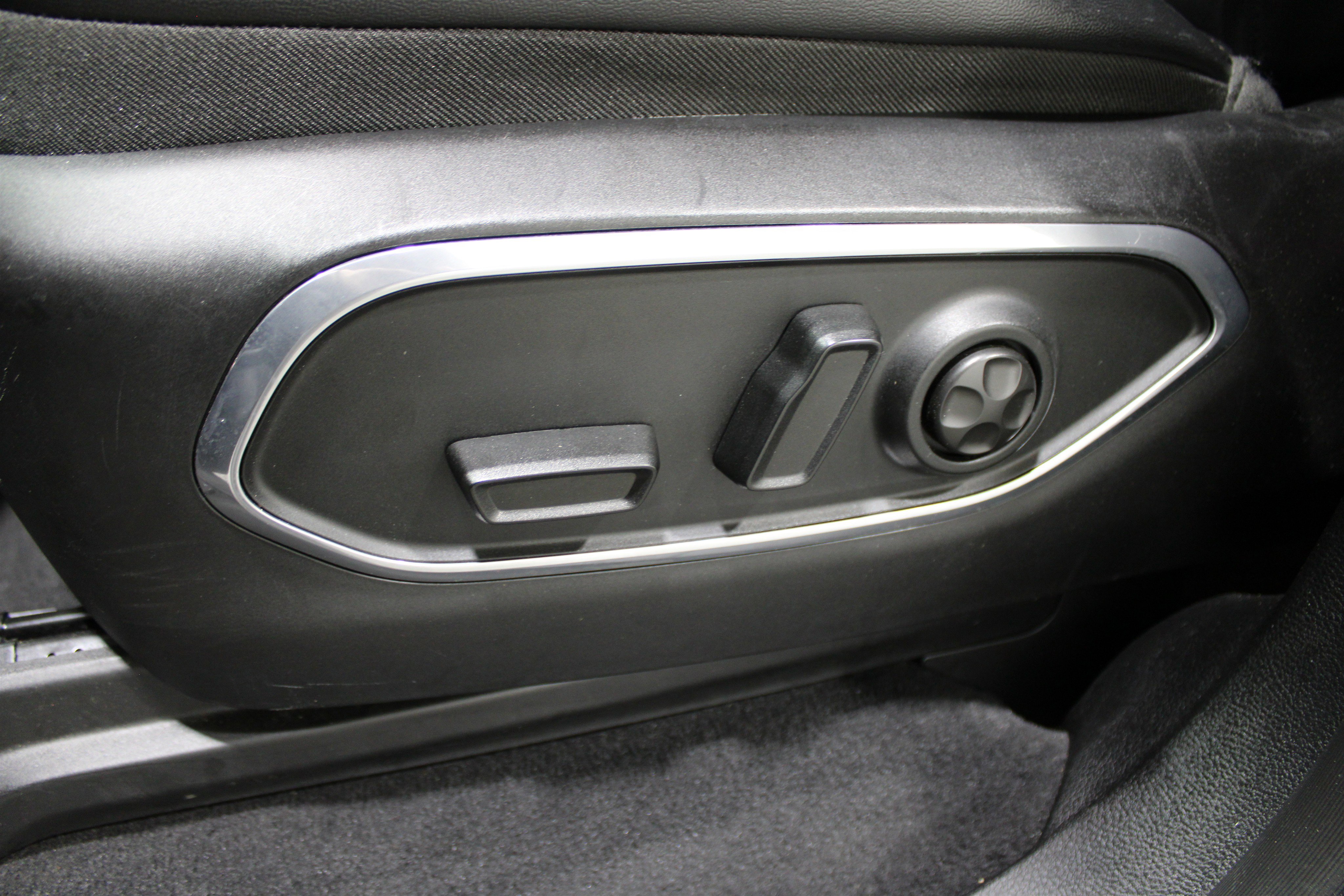 Used 2023 Jeep Wagoneer 4WD w/ Premium Group I image 4