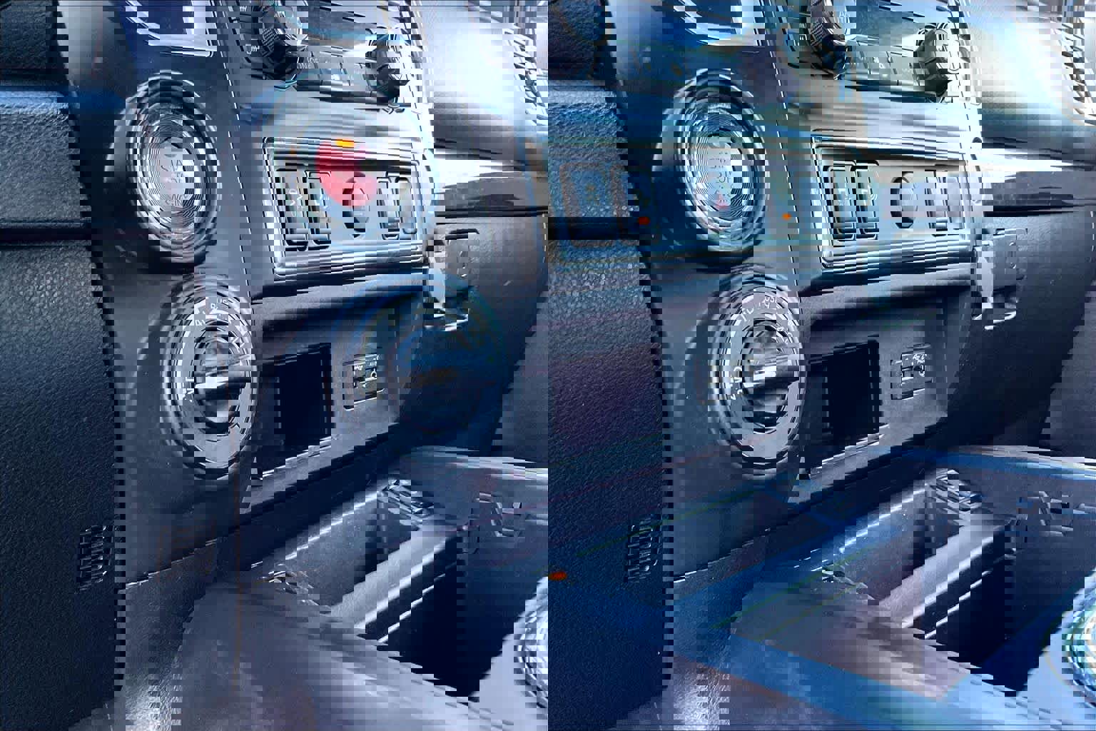 Used 2019 Nissan Titan SV w/ SV Convenience Package image 35