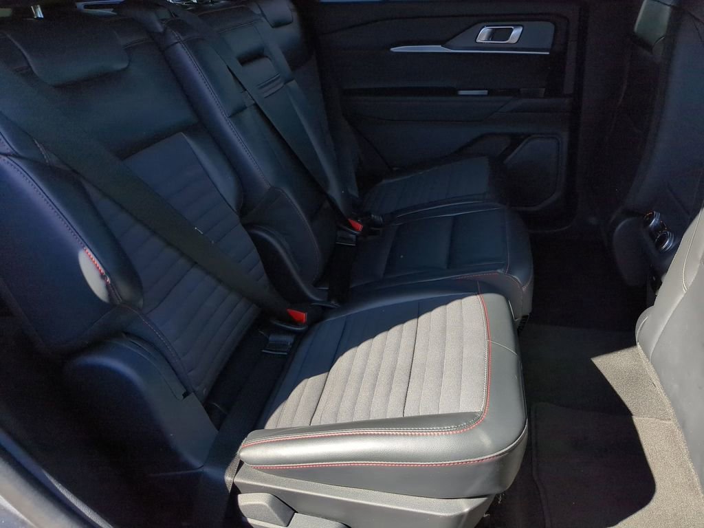 Used 2025 Ford Explorer ST-Line w/ ST-Line Street Pack image 31