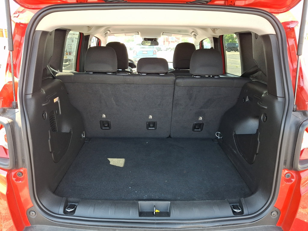 Used 2023 Jeep Renegade Latitude AWD/4WD image 18