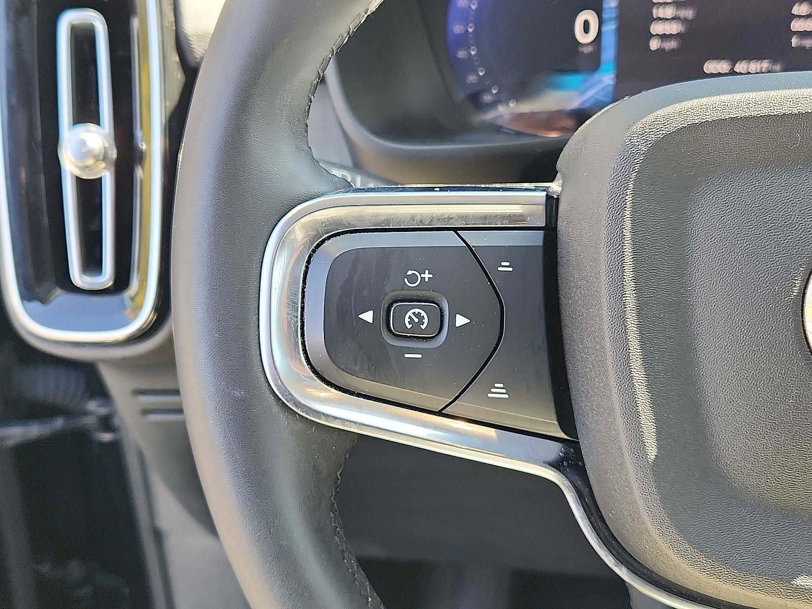 Certified 2023 Volvo XC40 B5 Plus w/ Protection Package Premier AWD/4WD image 19