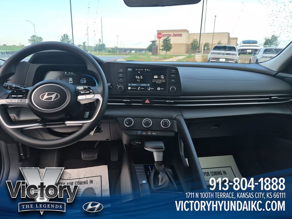 Used 2025 Hyundai Elantra SE FWD image 12