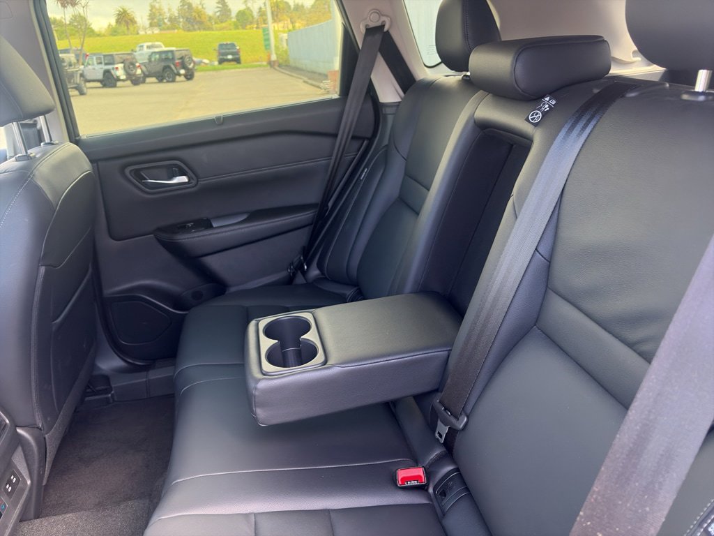 Used 2025 Nissan Rogue SL w/ Tech Package image 16