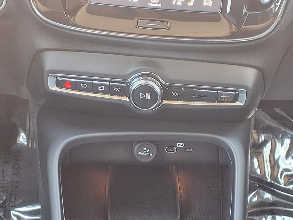 Certified 2025 Volvo XC40 B5 Core AWD/4WD image 18