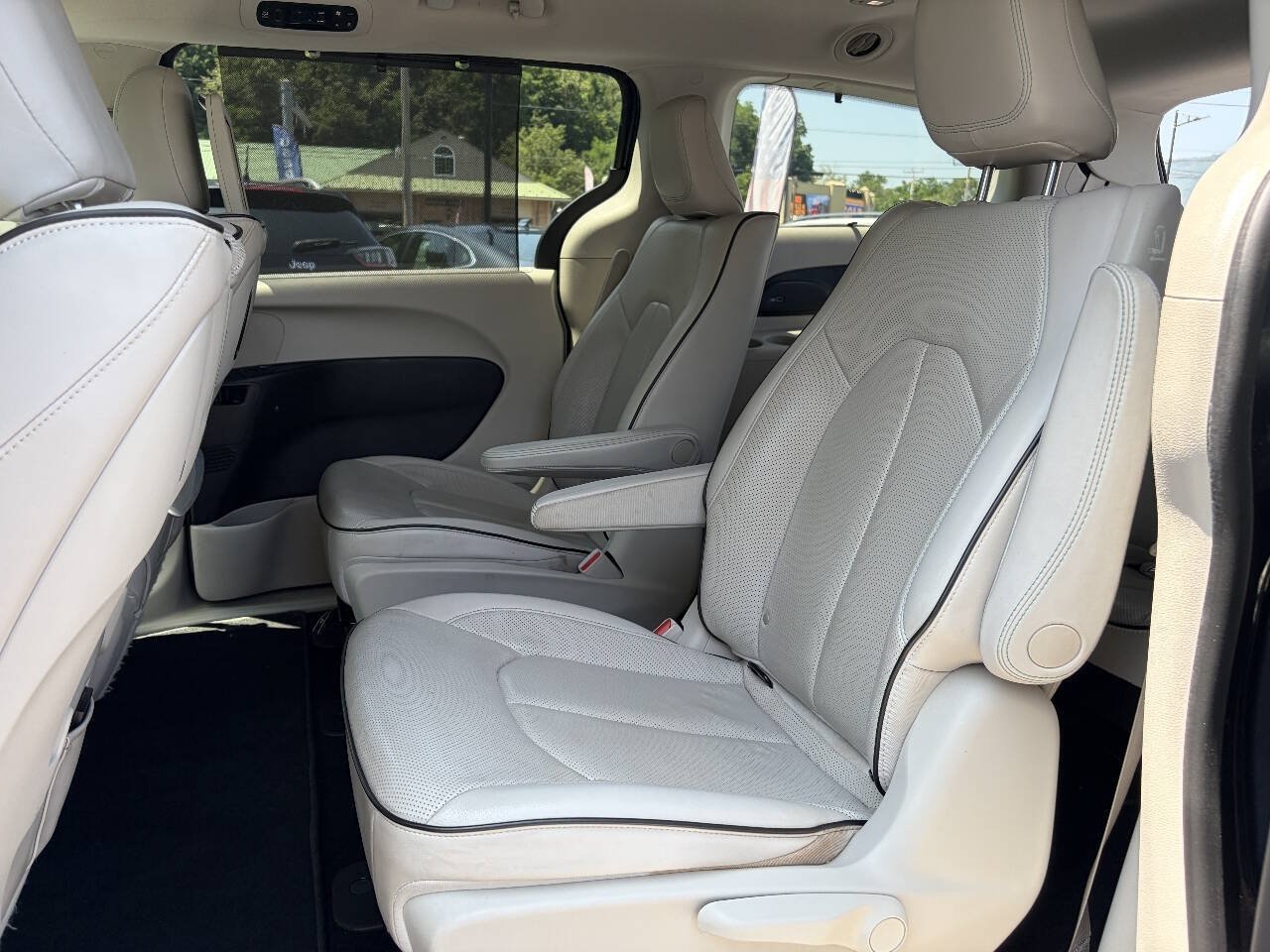 Used 2020 Chrysler Pacifica Limited FWD image 23