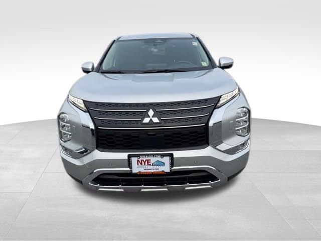 Used 2022 Mitsubishi Outlander SE image 2