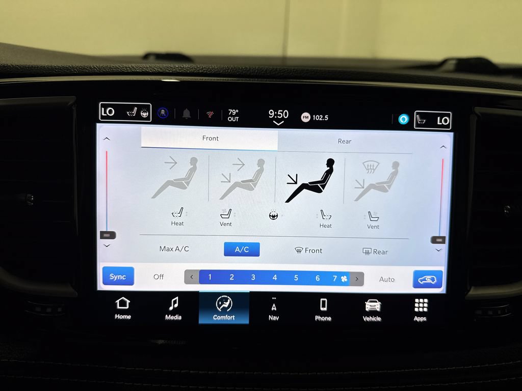 Used 2024 Chrysler Pacifica Limited FWD image 35