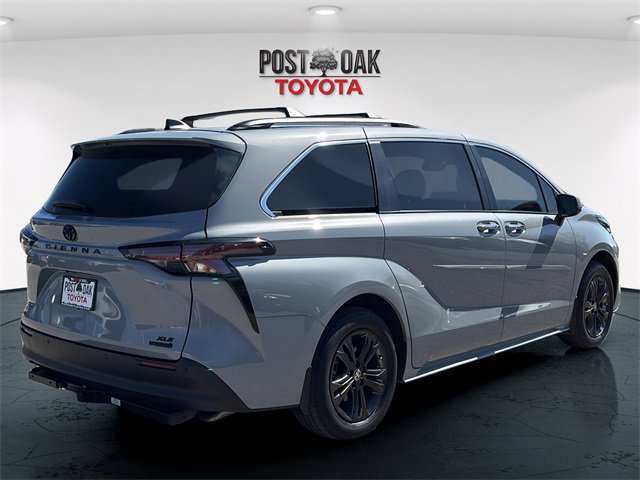 Used 2024 Toyota Sienna XLE Woodland Edition image 7