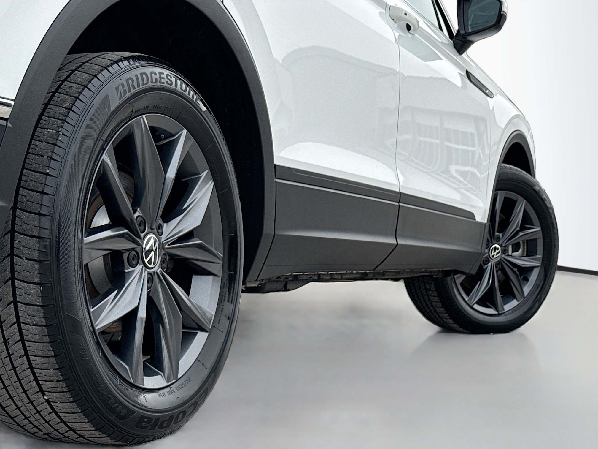 Used 2022 Volkswagen Tiguan SE w/ Panoramic Sunroof Package image 15