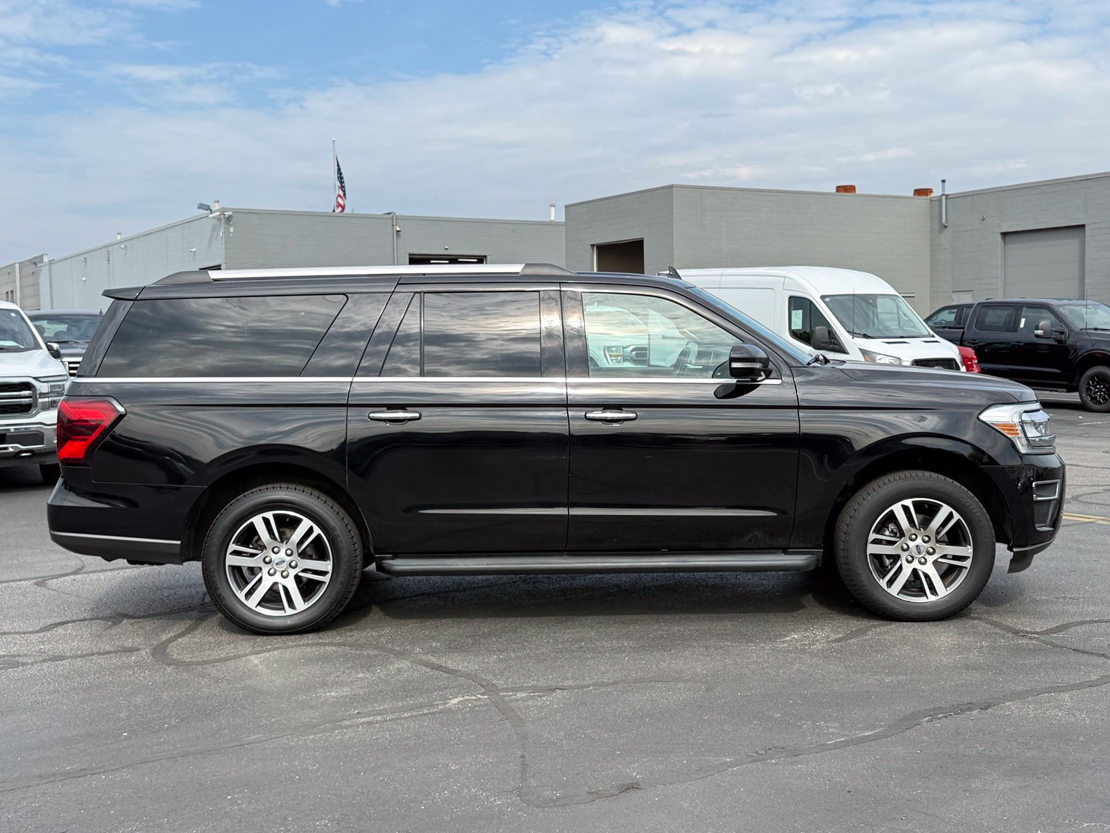 Used 2024 Ford Expedition Max Limited AWD/4WD image 3