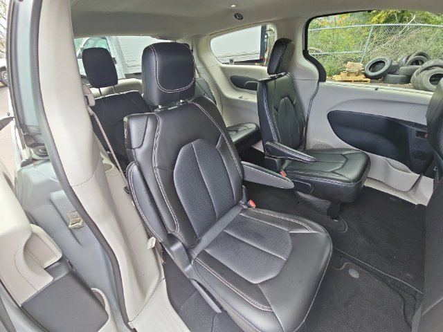 Used 2024 Chrysler Pacifica Touring-L FWD image 30