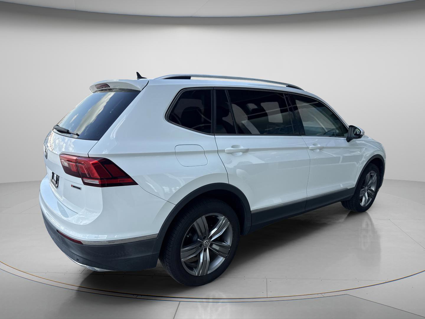 Used 2019 Volkswagen Tiguan SEL Premium image 6