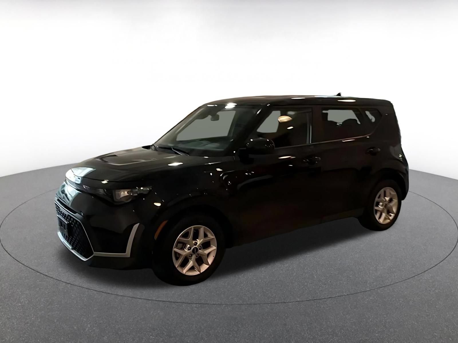 Used 2025 Kia Soul LX w/ LX Technology Package FWD image 4