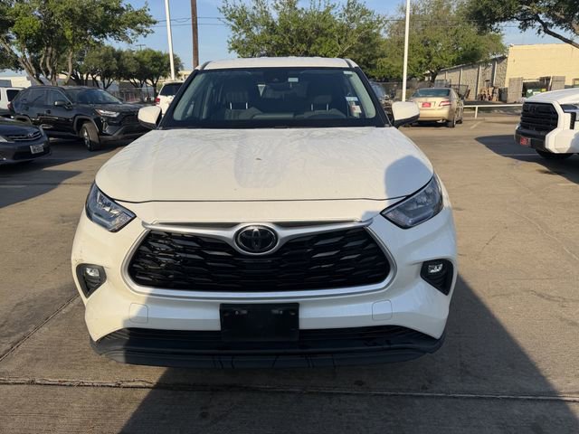 Used 2020 Toyota Highlander LE FWD image 2