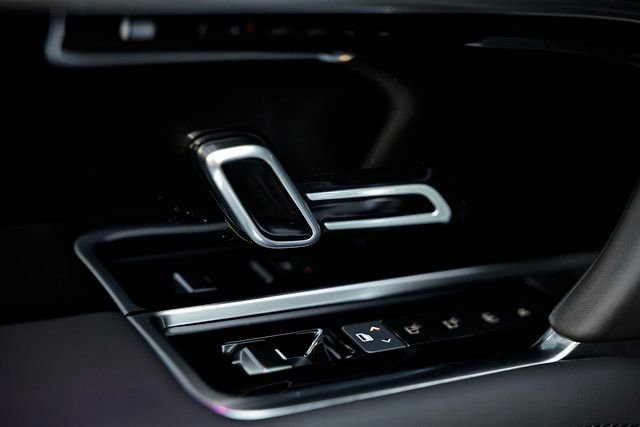 New 2026 Land Rover Range Rover SE image 29