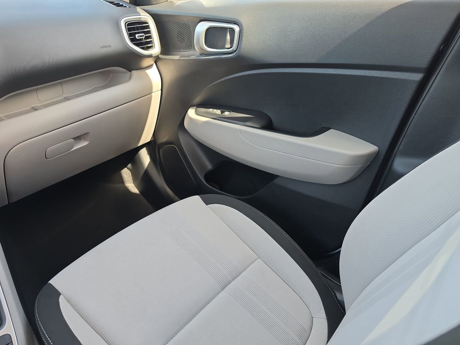 Used 2023 Hyundai Venue SEL image 18