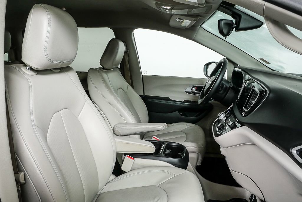 Used 2018 Chrysler Pacifica Touring-L image 25