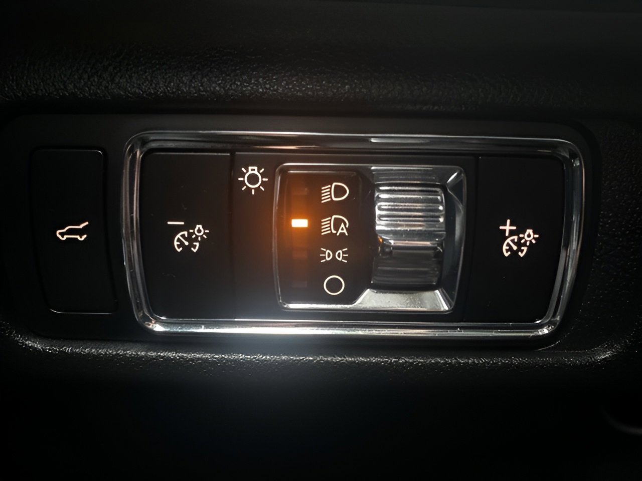 Used 2024 Lincoln Corsair AWD w/ Towing Package image 16