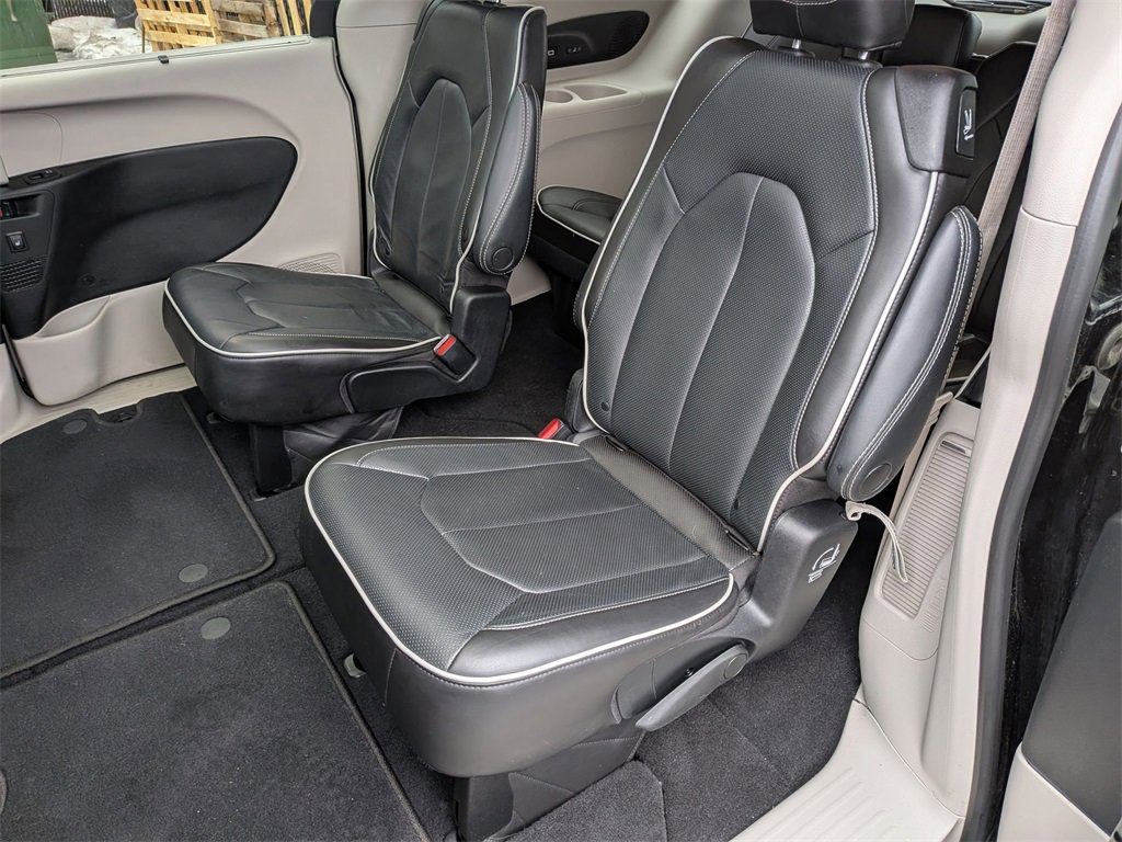 Used 2022 Chrysler Pacifica Limited w/ Uconnect Theater Family Group image 28