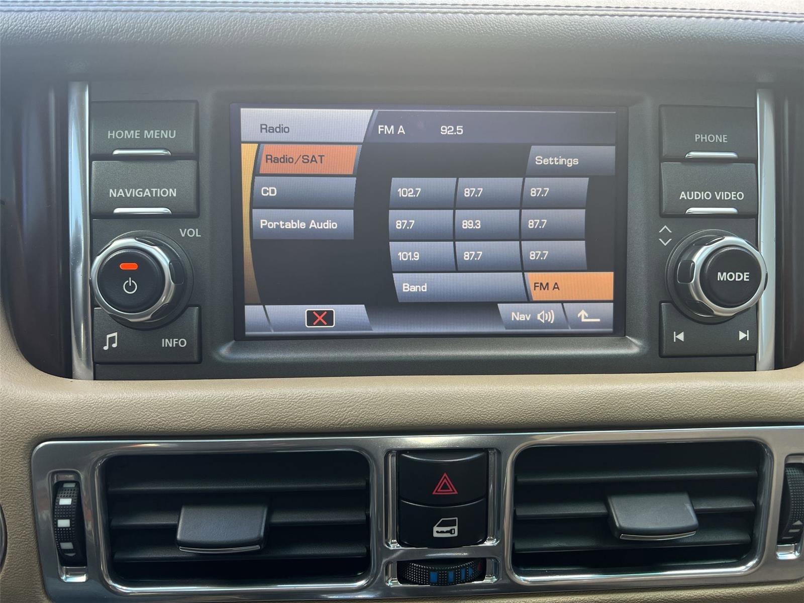 Used 2012 Land Rover Range Rover HSE image 15