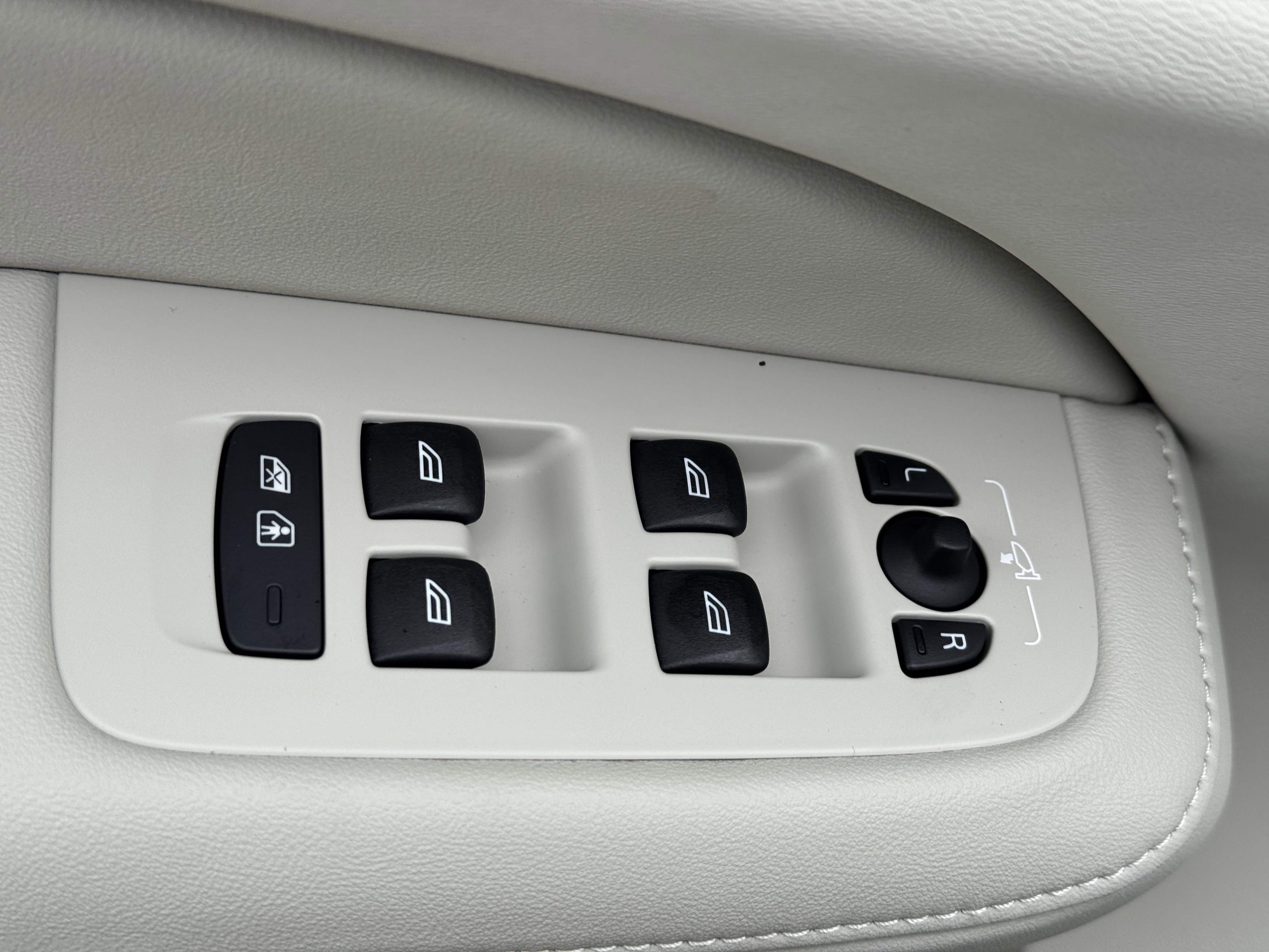 New 2026 Volvo V60 B5 Cross Country Plus w/ Protection Package Premier image 20