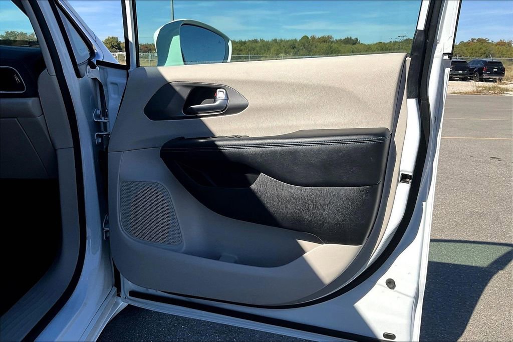 Used 2021 Chrysler Pacifica Touring-L image 23