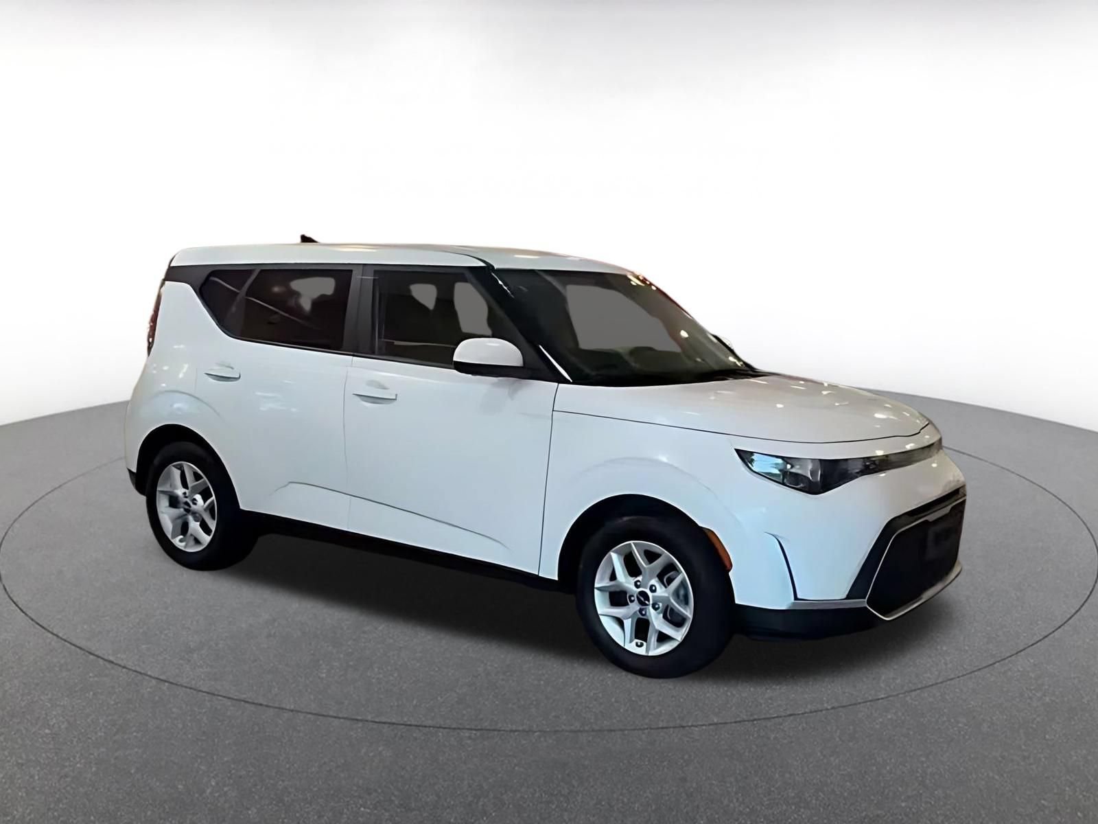 Used 2025 Kia Soul LX w/ LX Technology Package FWD image 2