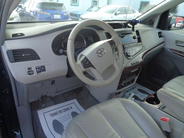 Used 2012 Toyota Sienna XLE image 19